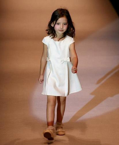 �����Ӱ�ɫ�����Y(ji��)�B��ȹ