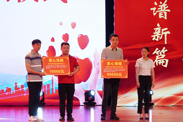 歐比佳乳業(yè)現(xiàn)場(chǎng)捐贈(zèng)200罐總價(jià)值6萬元的悅貝彤兒童成長(zhǎng)奶粉.jpg 歐比佳乳業(yè)現(xiàn)場(chǎng)捐贈(zèng)200罐總價(jià)值6萬元的悅貝彤兒童成長(zhǎng)奶粉.jpg