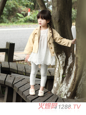 ���c(di��n)�neͯ��Ů�������b�װ�ɫ